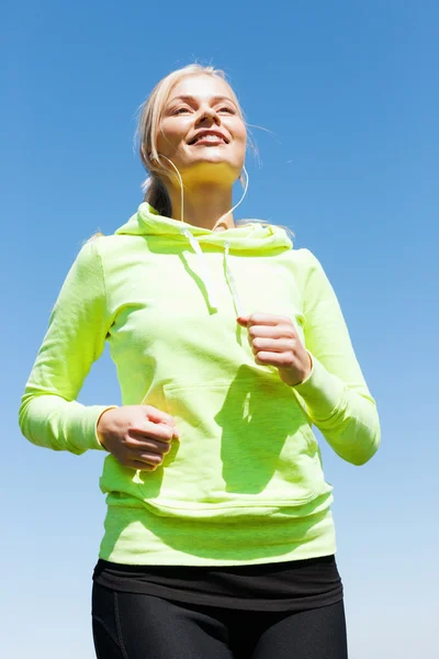 Femme faisant courir à l'extérieur — Photo