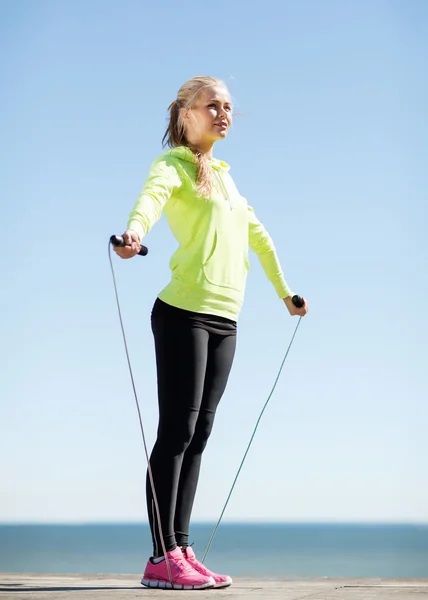 Vrouw doen buiten sport — Stockfoto