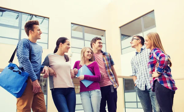 Gruppe lächelnder Studenten im Freien — Stockfoto