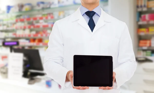 Médico masculino com tablet pc na farmácia — Fotografia de Stock