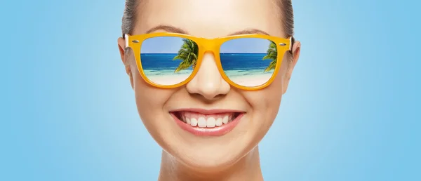 Glückliches Teenager-Mädchen mit Sonnenbrille — Stockfoto