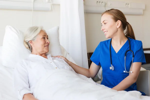 Médecin ou infirmière visitant une femme âgée à l'hôpital — Photo