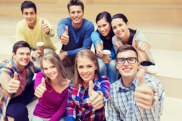 Grupo de estudantes sorridentes com copos de café de papel — Fotografia de Stock
