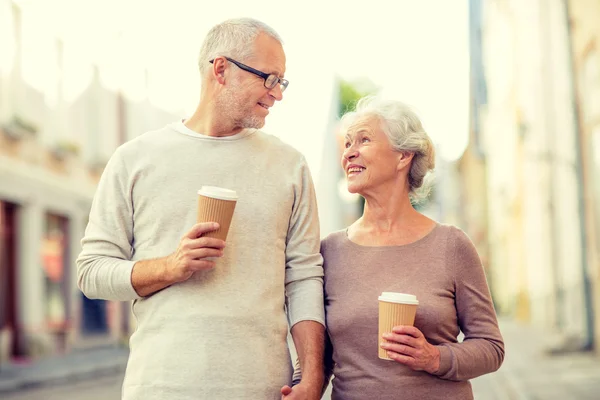 Senior koppel op stad straat — Stockfoto