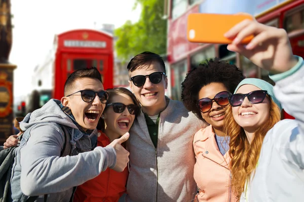 Uśmiechnięty znajomych przy selfie z smartphone — Zdjęcie stockowe