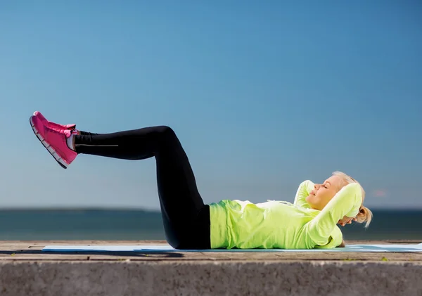 Mujer haciendo deportes al aire libre — Foto de Stock