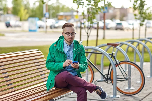 Šťastný mladý bederní muž s smartphone a kol — Stock fotografie