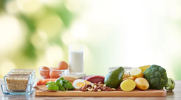 Close-up de diferentes itens alimentares naturais na mesa — Fotografia de Stock