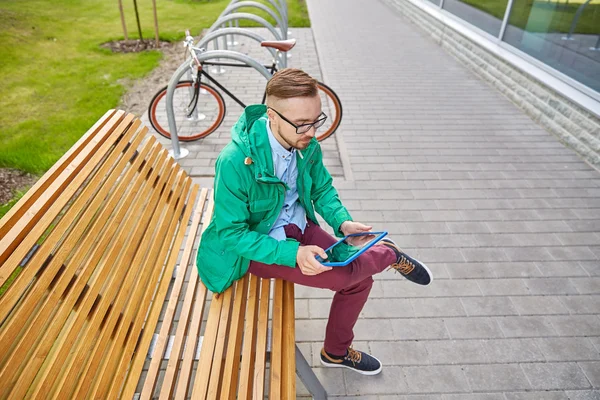 Hombre hipster joven feliz con la tableta PC y bicicleta — Foto de Stock