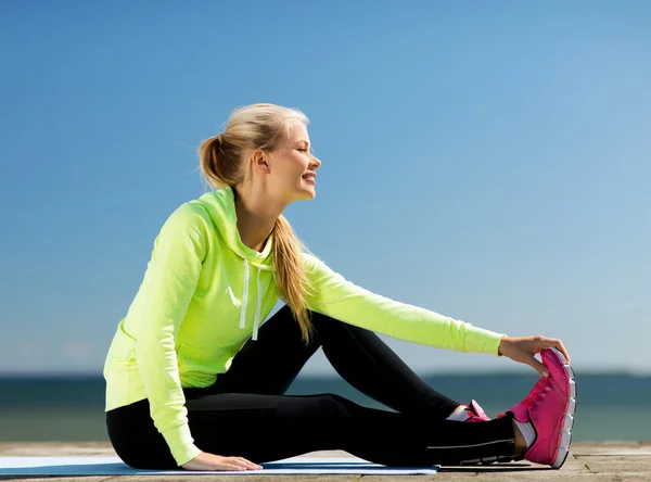 Mujer haciendo deportes al aire libre — Foto de Stock