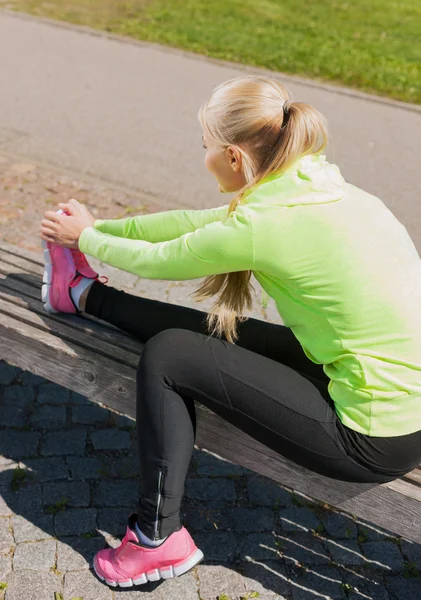 Woman doing sports outdoors — Stock Photo, Image