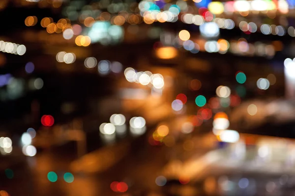 Luzes brilhantes coloridas no fundo escuro da noite — Fotografia de Stock