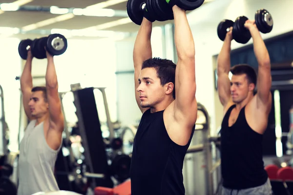Groep van mannen met halters in gym — Stockfoto