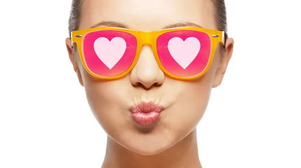 Menina em óculos de sol rosa soprando beijo — Fotografia de Stock