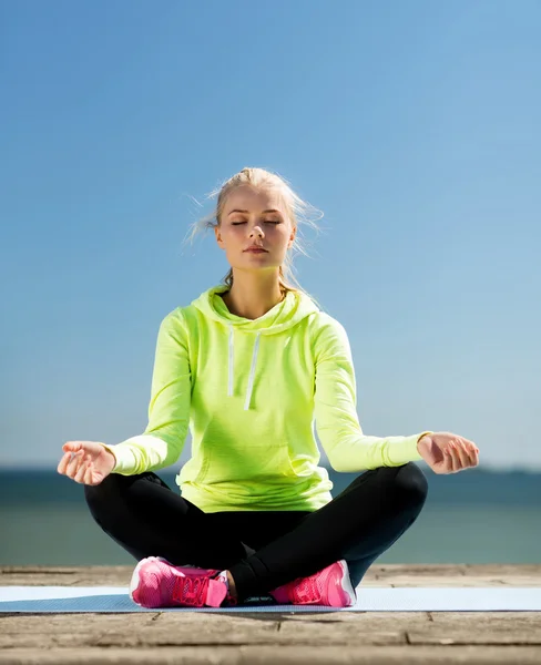 Dışarıda yoga yapan bir kadın. — Stok fotoğraf