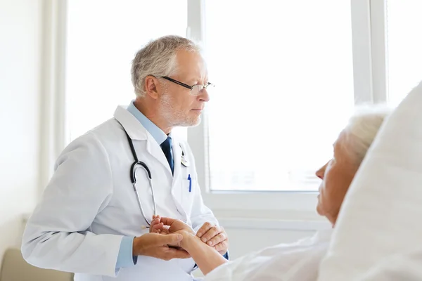 Arzt überprüft Puls der Seniorin im Krankenhaus — Stockfoto