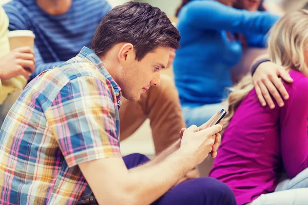 Groupe d'étudiants souriants avec smartphone — Photo