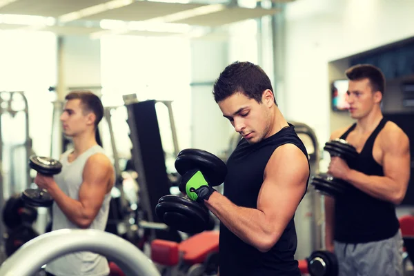 Männergruppe mit Kurzhanteln im Fitnessstudio — Stockfoto