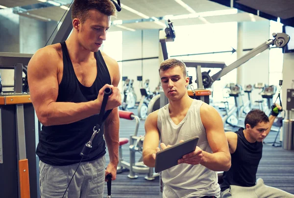 Män som tränar på gym maskin — Stockfoto