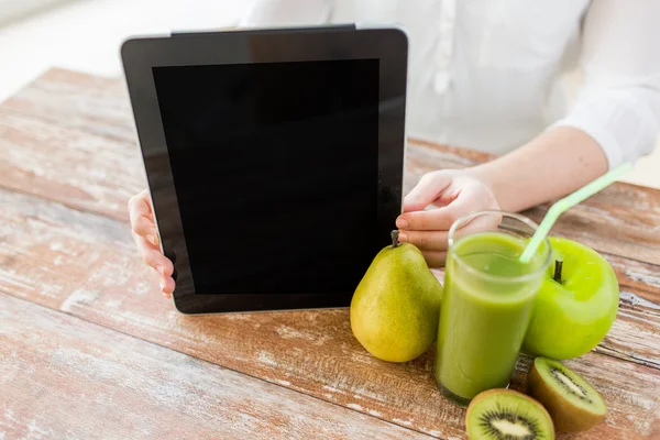 Close up of woman hands tablet pc and fruit juice — Stock Photo, Image