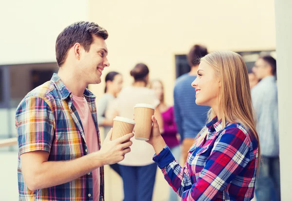 Grupp leende studenter med pappersmuggar kaffe — Stockfoto