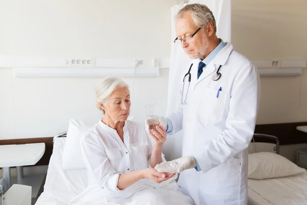 Läkare ger medicin till äldre kvinna på sjukhus — Stockfoto