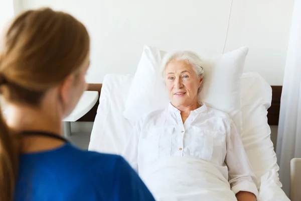 Médecin ou infirmière visitant une femme âgée à l'hôpital — Photo