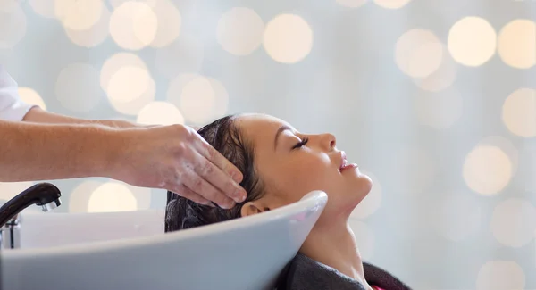 Feliz jovem mulher ter salão de lavagem de cabelo — Fotografia de Stock