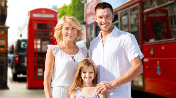 Щаслива родина над лондонською міською вулицею — стокове фото