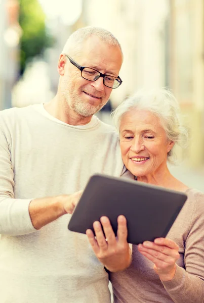 Senior couple photographing on city street — Stock Photo, Image