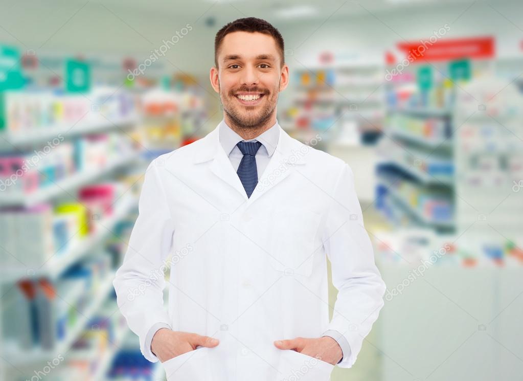 ドラッグ ストアで白衣の男性薬剤師を笑顔 — ストック写真 © Syda_Productions 77922604