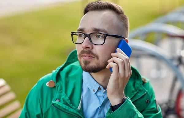 Hipster młody mężczyzna dzwoniący na smartphone — Zdjęcie stockowe