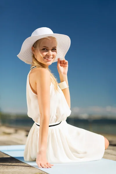 Bella donna godendo di estate all'aperto — Foto Stock