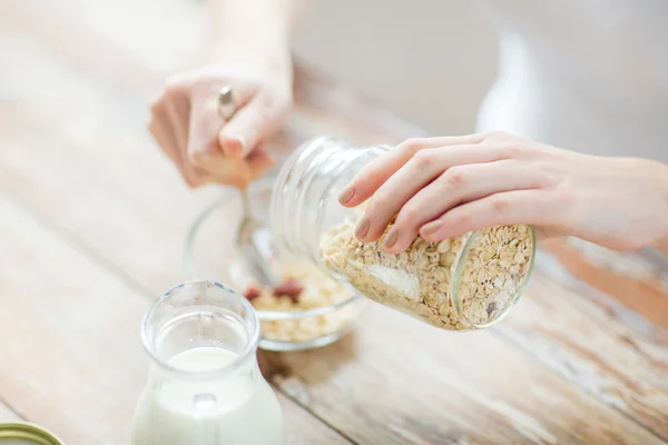 Nahaufnahme einer Frau, die Müsli zum Frühstück isst — Stockfoto