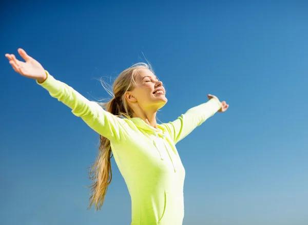 Woman doing sports outdoors — Stock Photo, Image