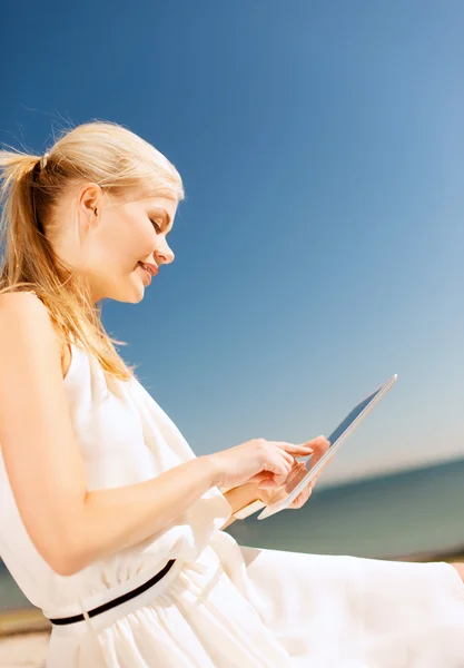 Hermosa mujer en un vestido con la tableta PC — Foto de Stock