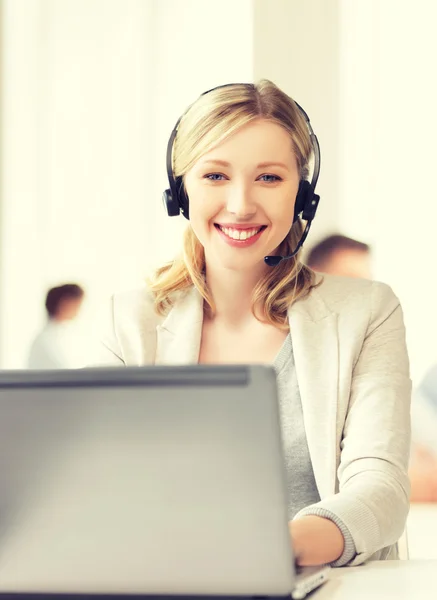 Helpline-Betreiber mit Kopfhörern im Call Center — Stockfoto