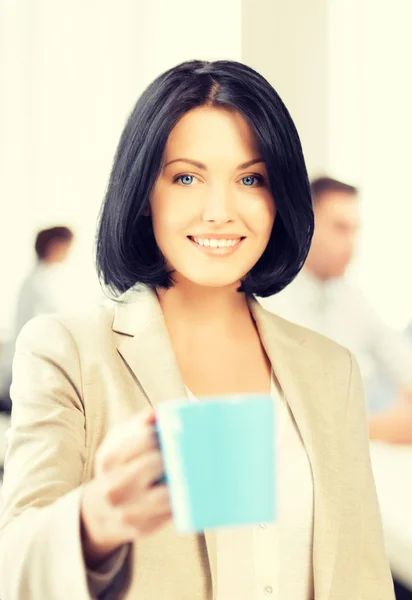 Mulher de negócios bonita com xícara de café — Fotografia de Stock