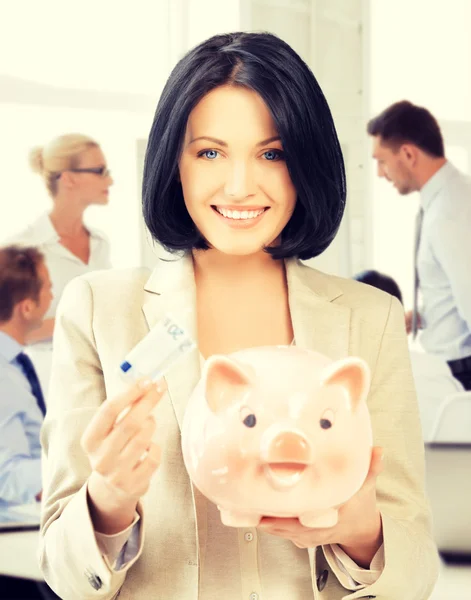 Mulher com banco porquinho e dinheiro em dinheiro — Fotografia de Stock