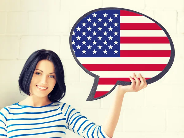 Donna sorridente con bolla di testo di bandiera americana — Foto Stock