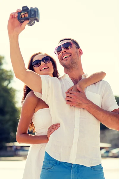 Casal sorridente na cidade — Fotografia de Stock