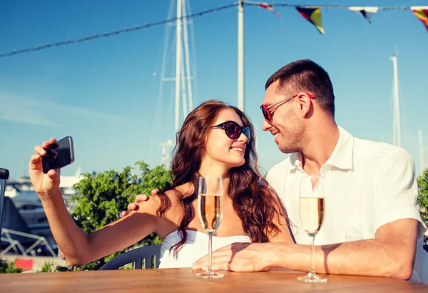 Sonriente pareja bebiendo champán en la cafetería — Foto de Stock