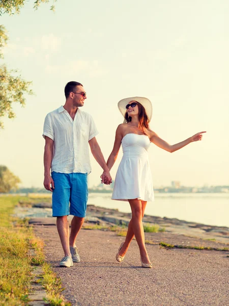 Sonriente pareja caminando al aire libre — Foto de Stock