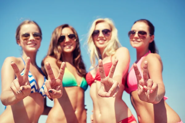 Grupo de mujeres jóvenes sonrientes en la playa —  Fotos de Stock