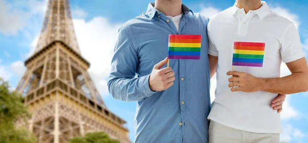 Close up de masculino gay casal com arco-íris bandeiras — Fotografia de Stock
