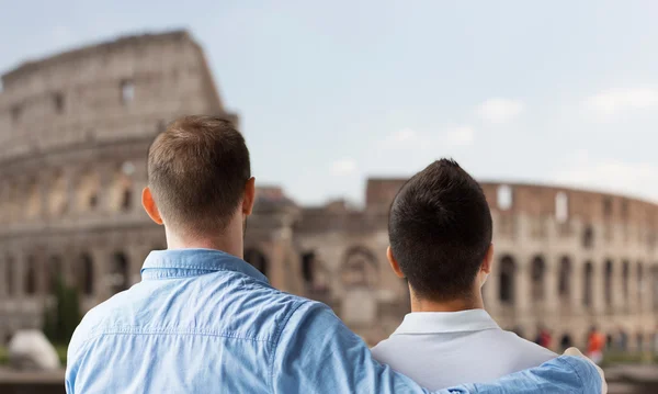 Крупным планом гей-пары над Колизеем в Риме — стоковое фото