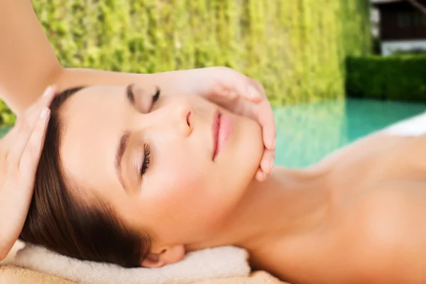 Hermosa mujer en el salón de spa teniendo masaje facial — Foto de Stock