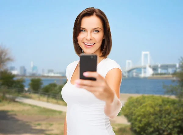 Frau macht Selfie mit Smartphone über Tokyo — Stockfoto