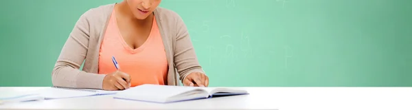 Afro-americana estudante menina estudando na faculdade — Fotografia de Stock