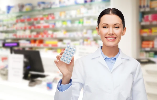 Жінка фармацевт з таблетками аптека або аптека — стокове фото